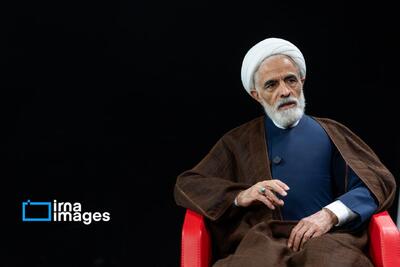 انصاری: مردم حاشیهسازان را به حاشیه برانند/ نگران زمزمههای جغدگونه نباشید