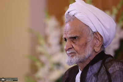  ببینید/ شعر محمدجواد حجتی کرمانی برای رهبر شهید انقلاب در جلسه‌ای با حضور سید محمد خاتمی و آیت‌الله موسوی خوئینی