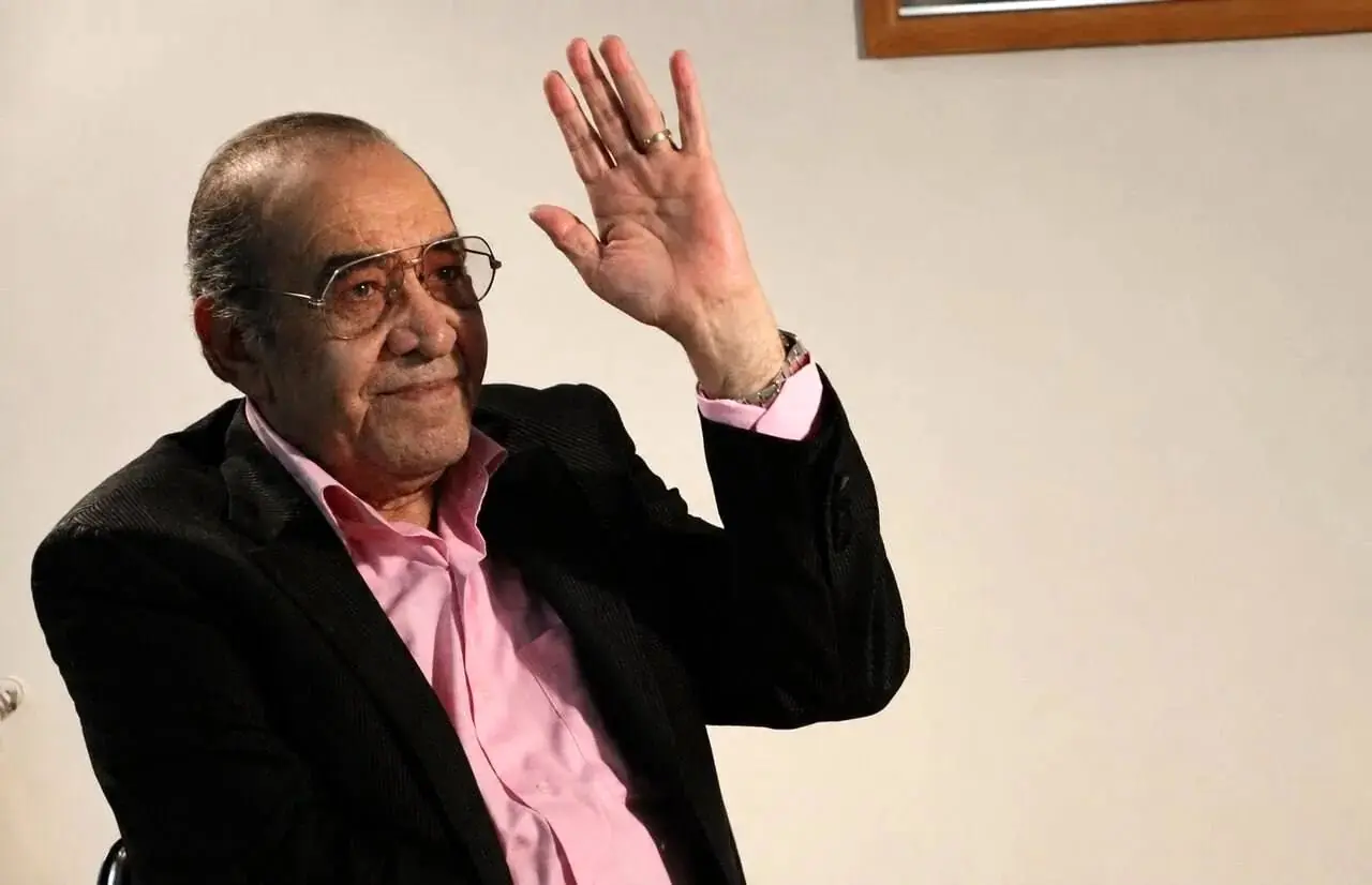 قاب ماندگار از مراسم تشییع ایرج خواجهامیری؛ تصویری که خبرساز شد