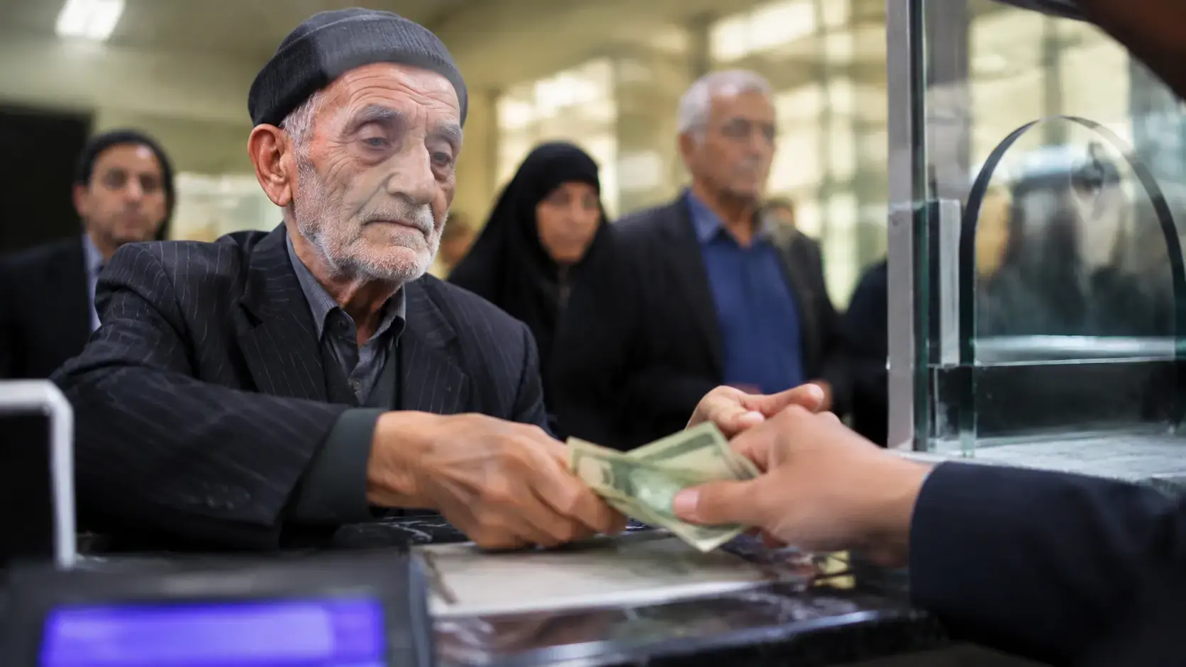 خبر خوش برای مددجویان؛ مستمری مرداد ۱۴۰۵ بهزیستی و کمیته امداد با افزایش ۵۰ درصدی ابتدای سال از ۲۰ مرداد واریز شد اما مبلغ دقیق هر خانوار چقدر است و آیا مشمولان همه مبالغ را دریافت کرده‌اند؟ (۲۳ مرداد ۱۴۰۵)