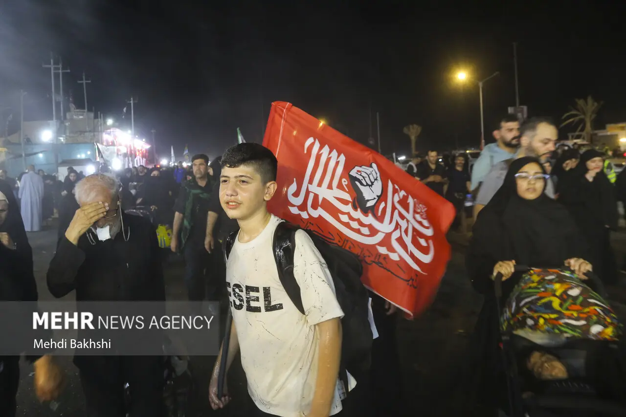 حضور مردم ایلام در میدان ۲۲ بهمن همراه با قرائت دعای کمیل - پارس فوتبال