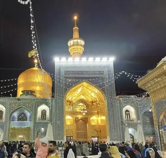 فیلم درگیری شدید و عجیب دو هیئت عزاداری در حرم امام رضا! / با چوب به جان هم افتادند