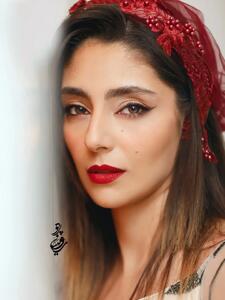 هستی مهدویفر با این استایل گلدار جلب توجه کرد