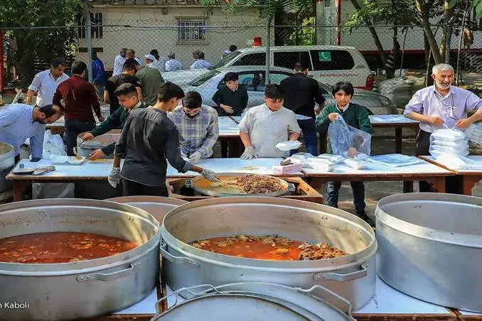 ببینید| هجوم مردم برای گرفتن نذری باعث شکستن لوله گاز شد