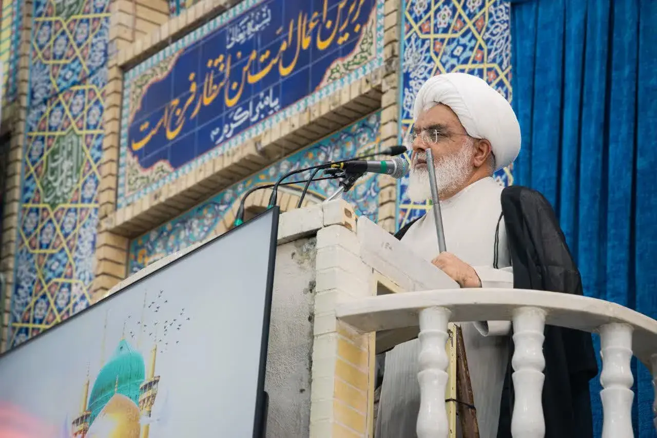 همه باید با استقامت در برابر توطئههای دشمنان ایستادگی کنند