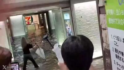 بارشهای سیلآسا در ژاپن جان 8 نفر را گرفت و باعث آبگرفتگی جادهها و خانهها در منطقه چیبا شد