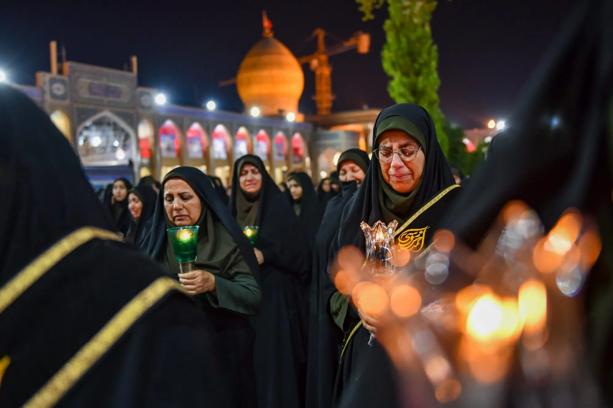 نور لالهها در سوگ امام هشتم(ع) تصاویر - تسنیم
