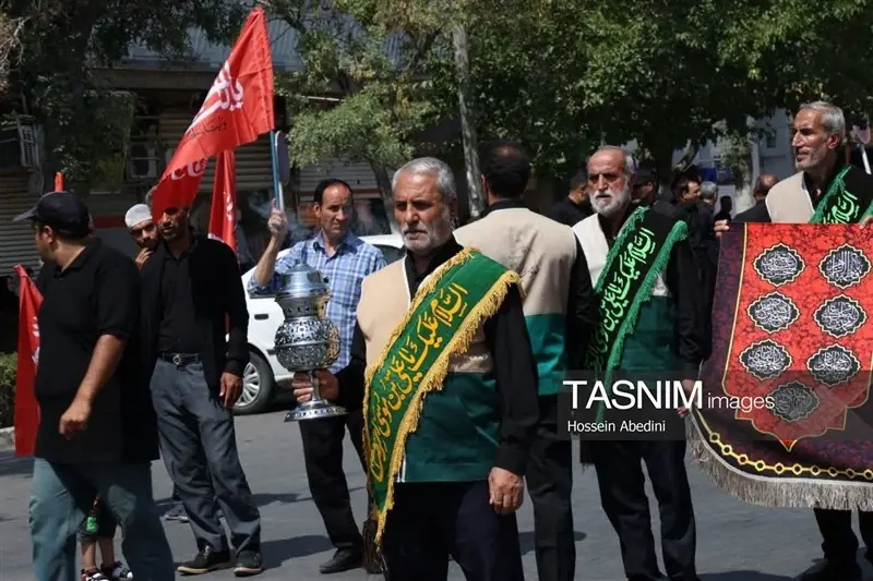 اهتزاز پرچم خونخواهی در دست خادمیاران رضوی اصفهان فیلم - تسنیم