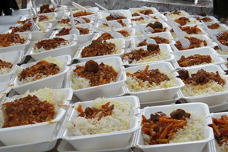 توزیع 2 هزار پرس غذای نذری میان عزاداران هرمز - تسنیم