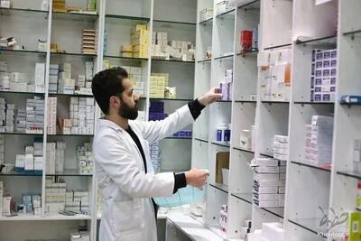 نقش دلالی در کمبود دارو/ دلالان مقابل داروخانههای دولتی در کمین داروهای بیماران خاص هستند/ تهیه نسخههای متعدد برای خرید اقلام کمیاب