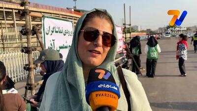 بانوی هوادار شمس آذر، با بلیت پشت درب ورزشگاه