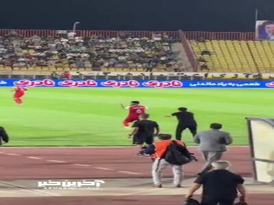 کاپیتان پرسپولیس با چند ثانیه تاخیر وارد زمین شد!