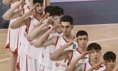 احترام نظامی ملیپوشان بسکتبال هنگام پخش سرود ایران