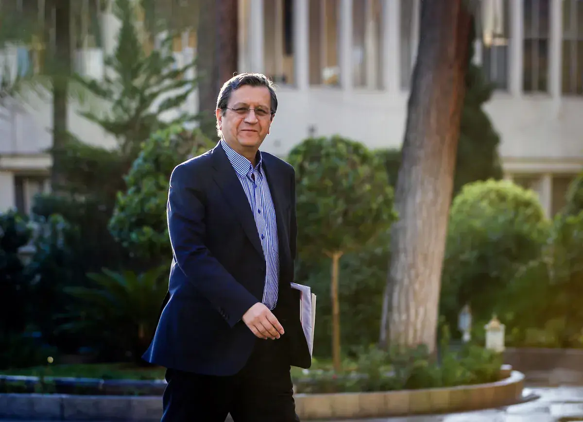 همتی: صندوقهای سرمایهگذاری ارزی برای جذب منابع خرد راهاندازی میشوند