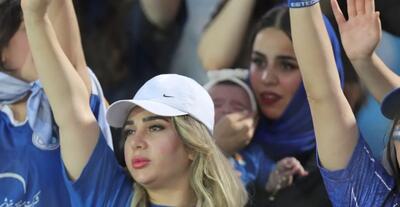  تصاویر جذابی که از تماشاگران خانم استقلالی شکار شد