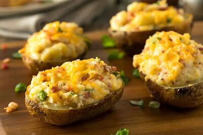 طرز تهیه سیبزمینی شکمپر پنیری با سس بشامل