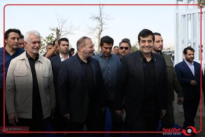 بازدید احمد دنیامالی، وزیر ورزش و جوانان و هیات همراه از نخستین زمین چمن بین المللی هاکی در ورزشگاه آزادی