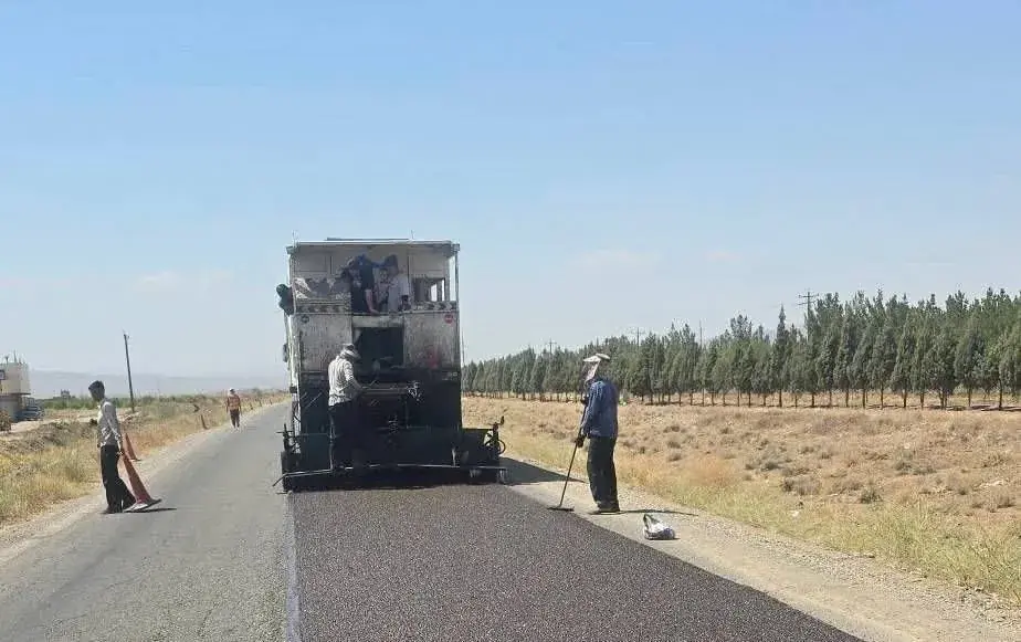 توسعه و بهسازی راه روستای رودک بوئینزهرا با اجرای آسفالت حفاظتی