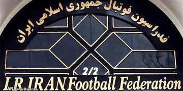 پیشنهاد روزنامه اطلاعات به دولت: مدیریت حوزه اقتصاد و صنعت را به فدراسیون فوتبال و دلالهای فعال در خرید و فروش بازیکن بسپارید
