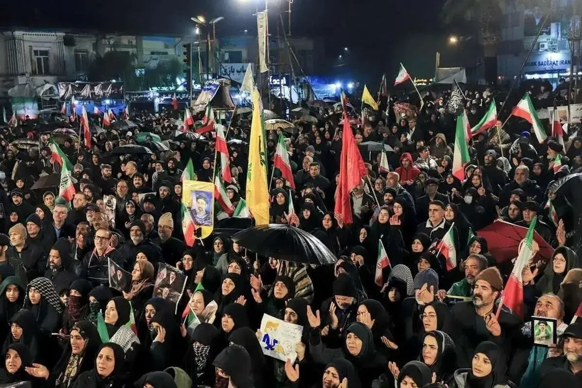 بیاتی، نماینده مجلس درباره لایحه برگزاری تجمعات و راهپیماییها: بر اساس این لایحه، برگزاری تجمعی با حضور مثلاً ۵۰۰۰ نفر، مخالفت با نظام تلقی نمیشود/ مواردی نظیر تعداد تقریبی شرکتکنندگان، نام سخنرانان و موضوع تجمع باید اعلام میشود/ وظایفی مشخص برای نیروی انتظامی و برگزارکنندگان تعریف شده/ مکانهای عمومی برای برگزاری تجمعات، پیشبینی شده