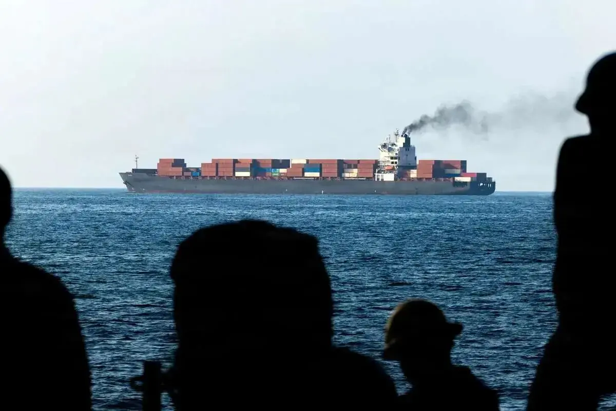 سازمان تجارت دریایی بریتانیا: حمله به یک کشتی باری هنگام عبور از تنگه هرمز با یک پرتابه ناشناس/ در میان خدمه هیچکس زخمی نشده/ گزارشی از وارد شدن خسارت به کشتی منتشر نشده