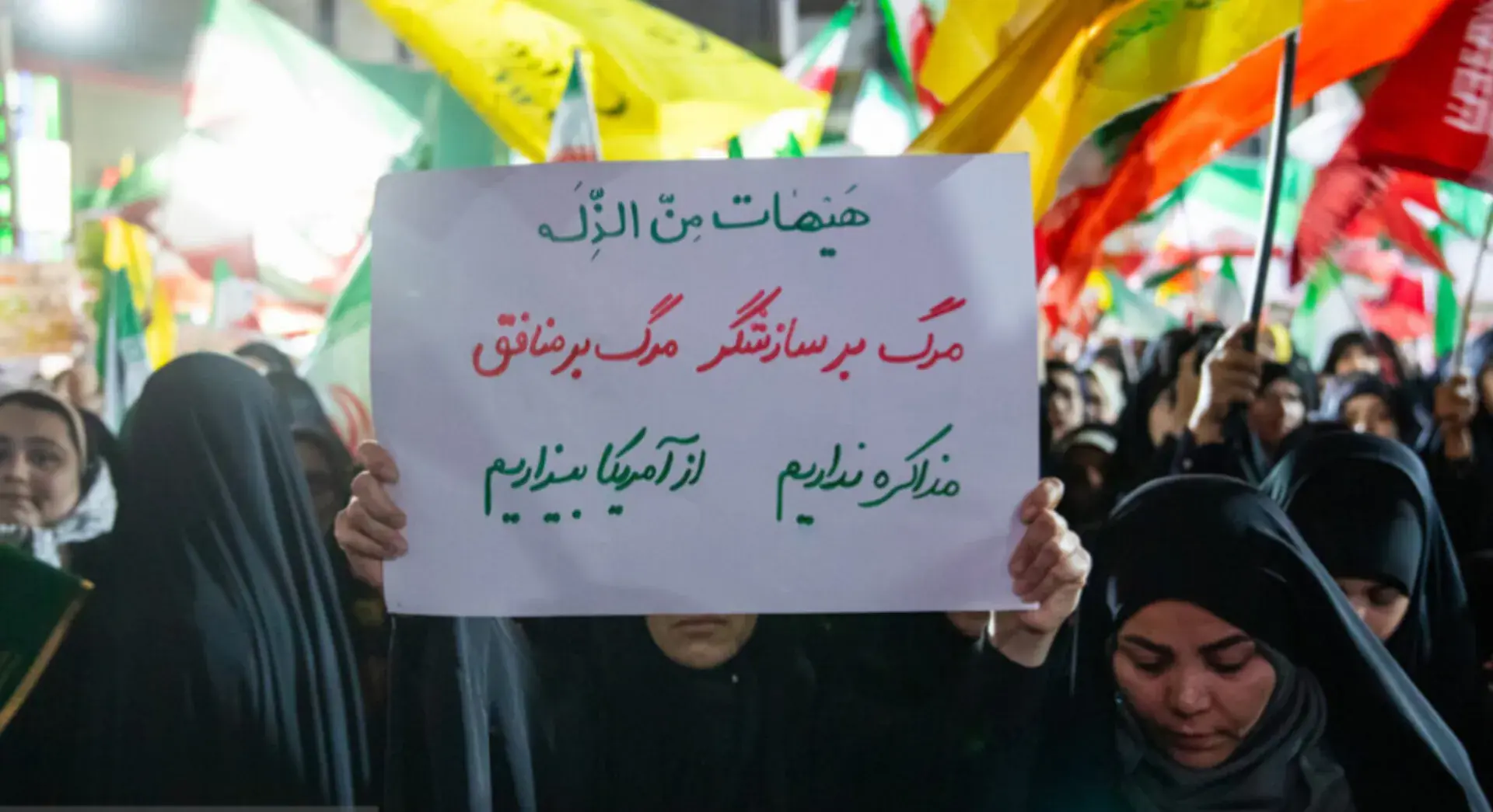 روزنامه خراسان خطاب به تندروها: حداقل یک مورد نشان دهید که اختلافات را به تفرقه بدل نکردهاید/ حتی موضوعات اجتماعی را هم به مسائل امنیتی و حیثیتی تبدیل میکنید و تصمیمگیران را به چالش میکشانید/ این خالصسازی بیپایان، علاوه بر تلاشی برای حذف رقبا، مرجعیت نهادها را هم تضعیف میکند