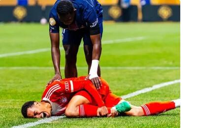  جمال موسیالا در زمین بیهوش شد