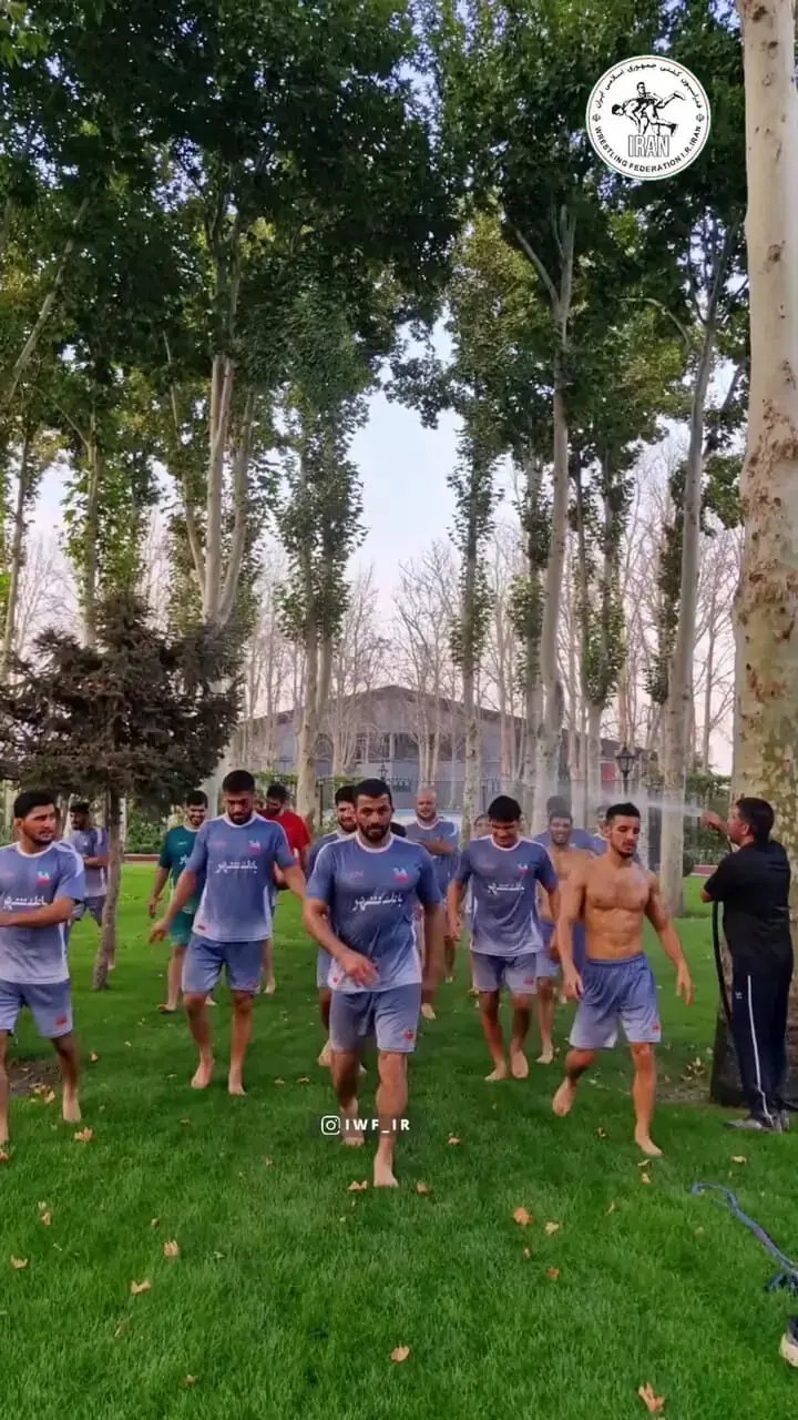 آبیاری کشتیگیران با شلنگ باغبانی توسط دبیر