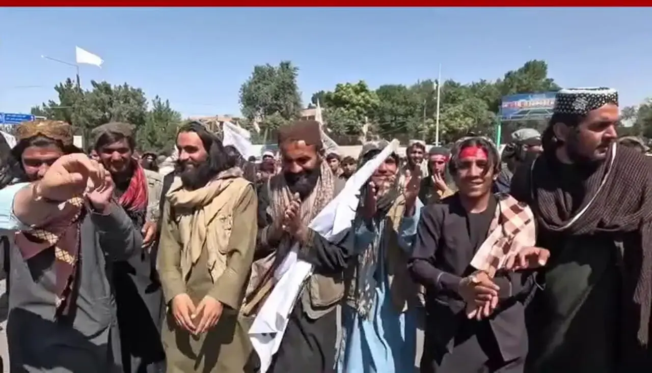 رقص و پایکوبی هواداران طالبان