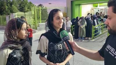 هوادار بانوی پرسپولیسی که برای تشویق ذوب آهن به ورزشگاه آمده است!