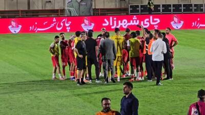 حلقه اتحاد بازیکنان پرسپولیس پس از برتری مقابل شمس آذر
