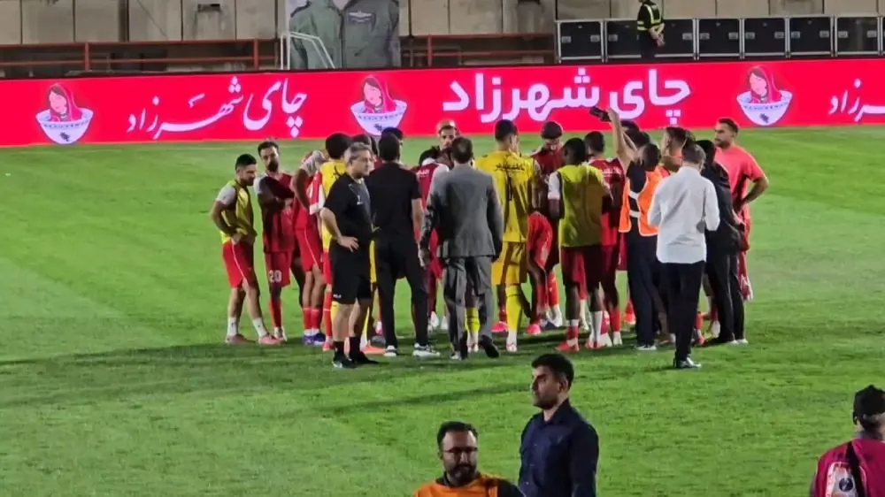 حلقه اتحاد بازیکنان پرسپولیس پس از برتری مقابل شمس آذر