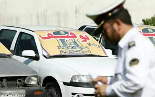  مرد پابرهنه روی صندوق عقب پژو + عکس