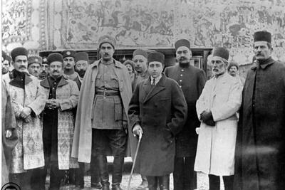  همسر احمدشاه به پنجره روزنامه چسبانده بود که چشمش به مجسمه رضاخان نیفتد