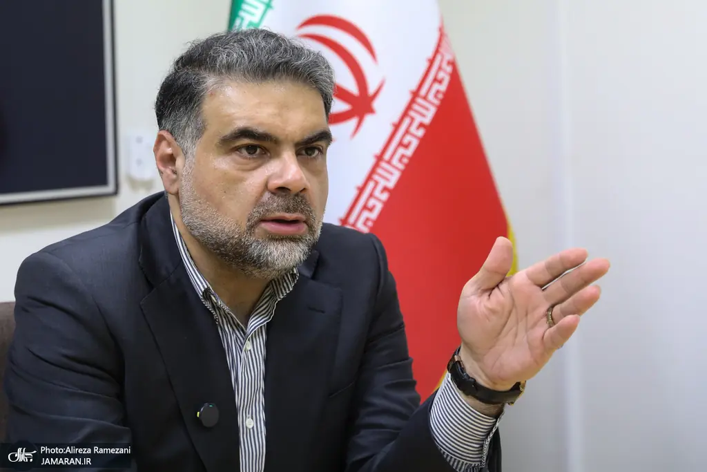  امیر ابراهیم رسولی:  دوستان آنچنان هنرمندند که توانسته‌اند یک اجماع گسترده را برای خداحافظی رئیس فعلی صداوسیما ایجاد کنند!
