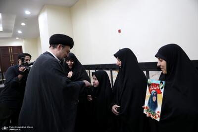 دیدار آیتالله سیدحسن خمینی با خانوادههای معظم شهداء