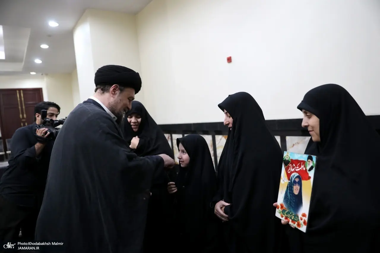 دیدار آیتالله سیدحسن خمینی با خانوادههای معظم شهداء