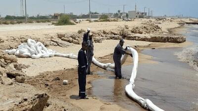 بسیج دستگاههای محلی برای مقابله با آلودگی نفتی در قشم