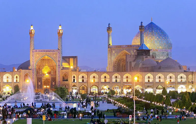 آغاز مرمت کاشیهای آسیب دیده از جنگ مسجد امام اصفهان