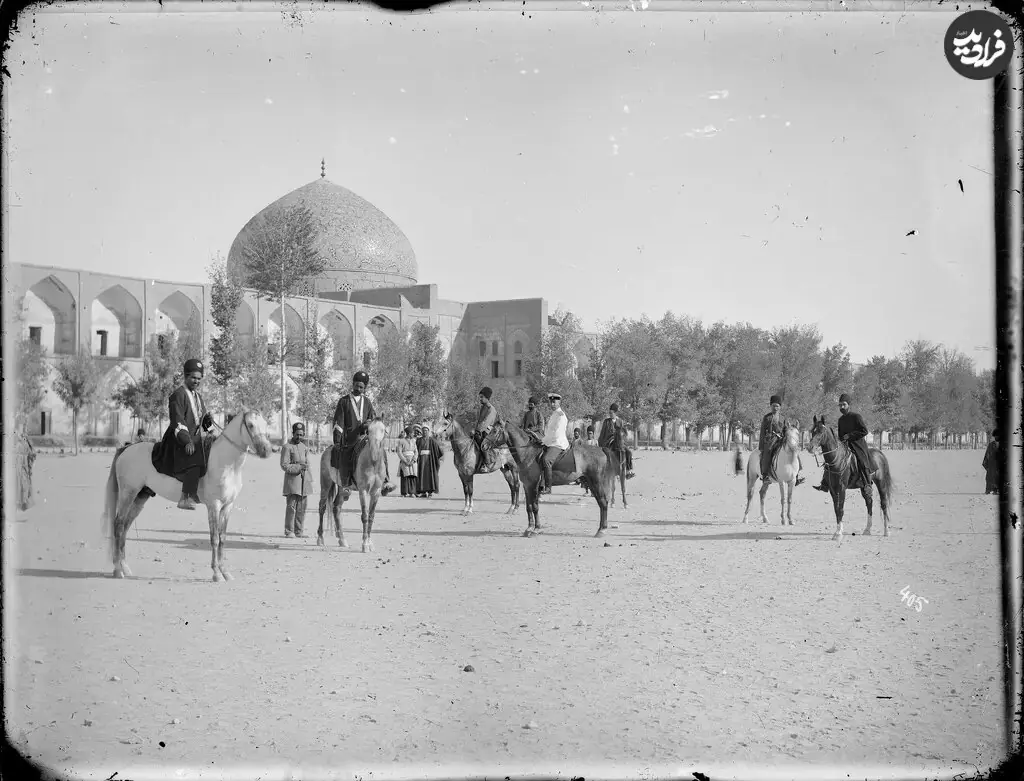 عکس/ سواران قاجاری در میدان نقشجهان اصفهان؛ ۱۳۰ سال قبل