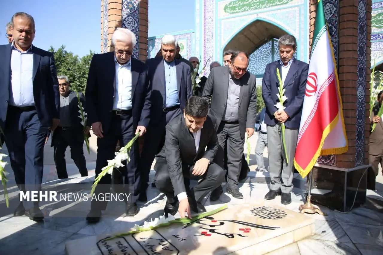 وزیر ارتباطات به مقام شهید گمنام بجنورد ادای احترام کرد