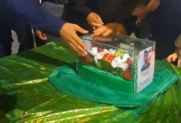  آئین وداع با بقایای پیکر مطهر شهید «احسان حاجیان» در آبدان برگزار شد