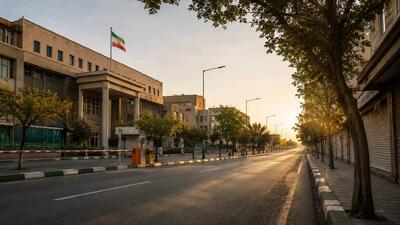  خبر فوری برای کارمندان و دانشجویان؛ شنبه ۲۴ مرداد ۱۴۰۵ تعطیل رسمی نیست و ادارات و بانک‌ها طبق روال عادی فعالیت می‌کنند اما هشدار نارنجی هواشناسی برای گرمای ۴۴ درجه و ناترازی شدید برق، برخی استان‌ها را به تغییر ساعت کاری واداشته است؛ آیا امروز باید سرکار بروید یا نه؟ (۲۴ مرداد ۱۴۰۵)