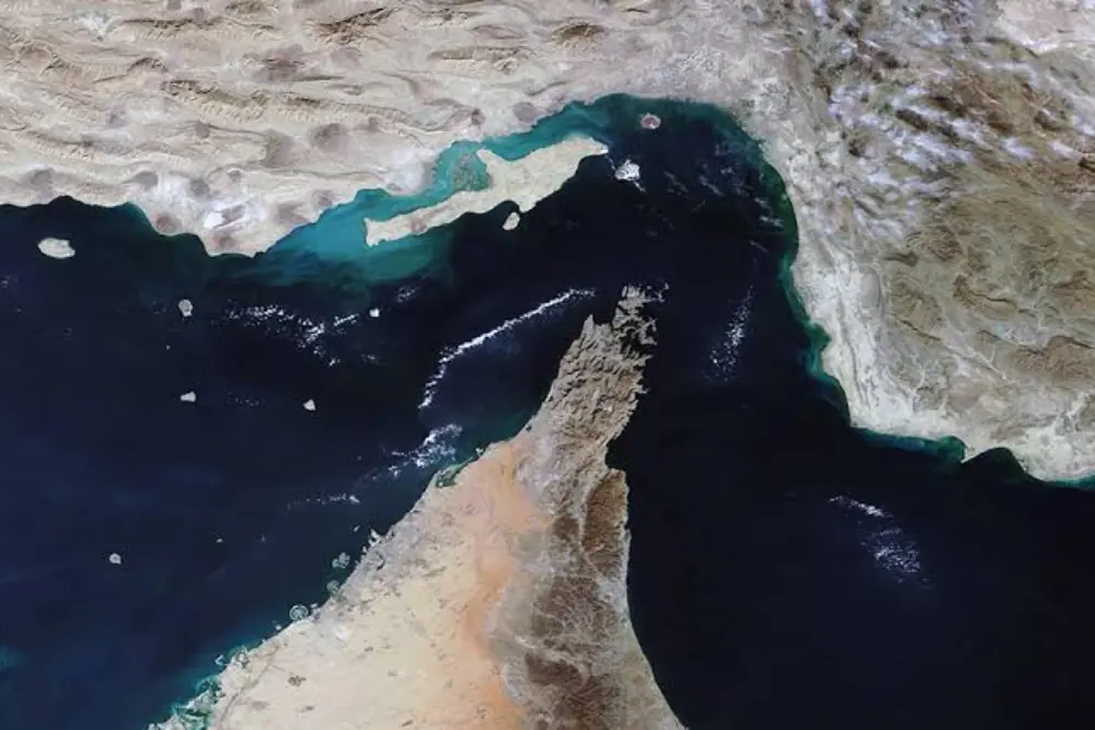 کاهش شدید تردد در تنگه هرمز؛ مسیر حیاتی نفت همچنان محدود است