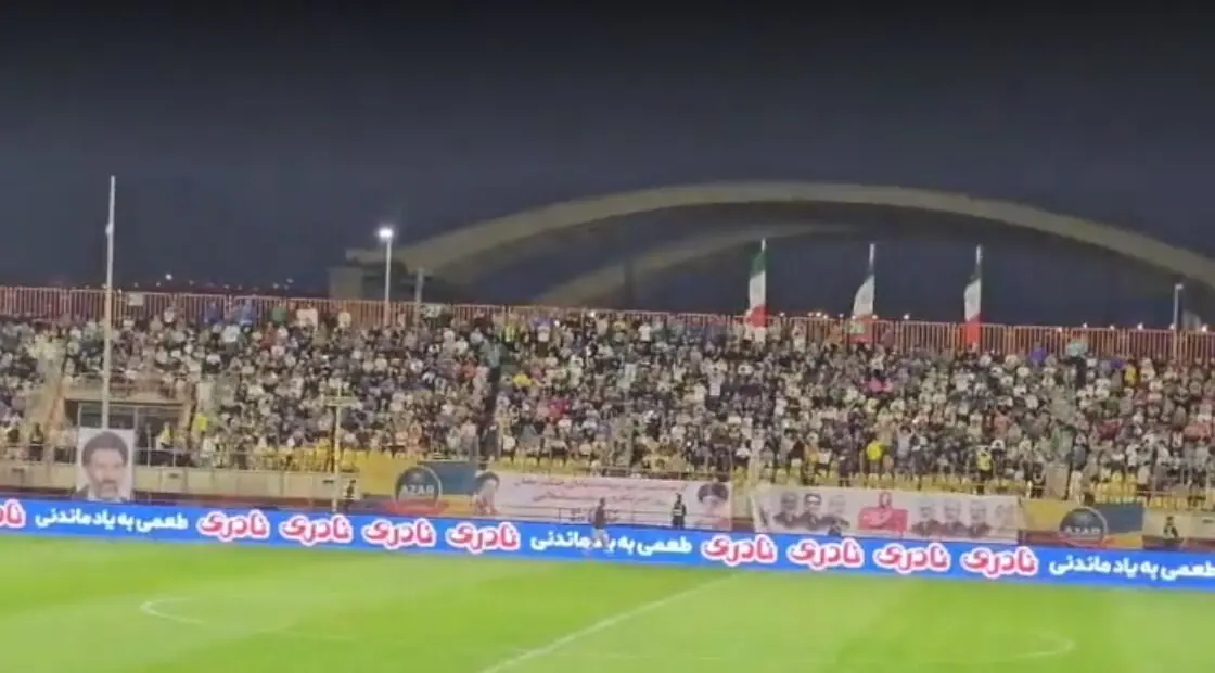 ویدیو| شعار هواداران شمس آذر: پرسپولیس، گل گهر، پیوندتان مبارک! - پارس فوتبال