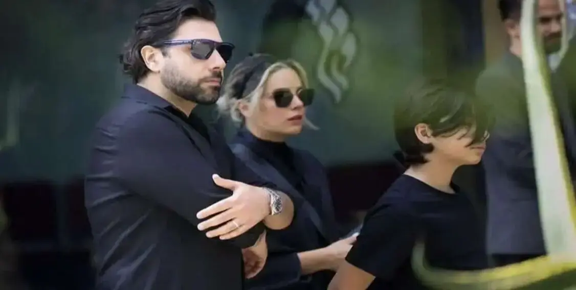 لحظه احساسی حضور عروس و نوه ایرج خواجهامیری در تشییع پیکر پهلوان آواز ایران!