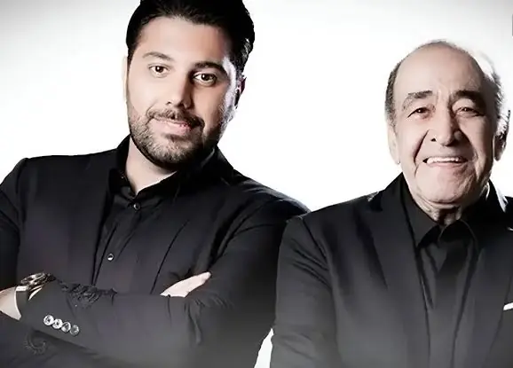  ببینید | آواز و گریه احسان خواجه‌امیری در مراسم پدرش با حضور افتخاری