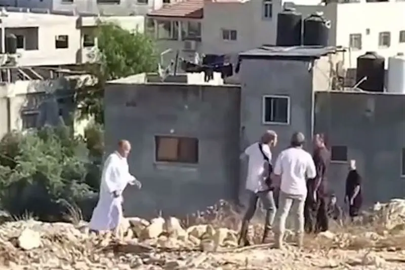 دفاع یک فلسطینی از خانوادهاش در برابر هجوم اوباش صهیونیست - تسنیم