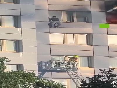  لحظه نجات معجزه‌آسای زن جوان از آتش‌‎سوزی طبقه یازدهم