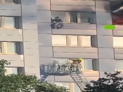 لحظه نجات معجزهآسای زن جوان از آتشسوزی طبقه یازدهم
